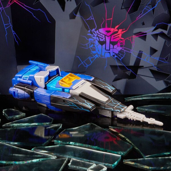 Transformers Generations IDW Shattered Glass Collection Blurr  (8 of 12)